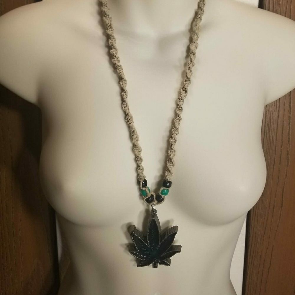 Leaf necklace 💚🌿